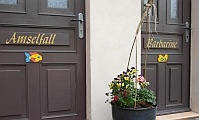 Farbenfrohe Symbole an den Eingangstüren der Ferienwohnungen